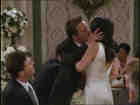 Mariée que Chandler embrasse